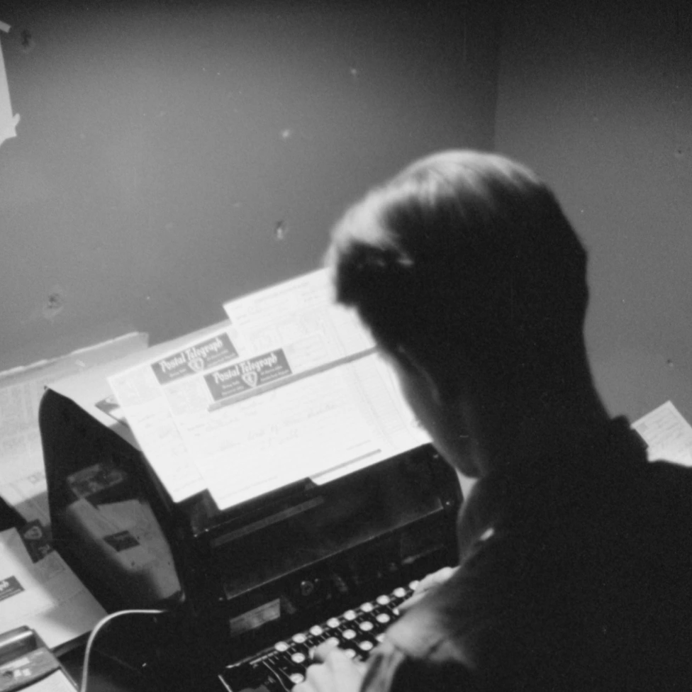 Rabattcodes für Mai 2025, typewriter - fitweltweit.de Bild einer Person, die auf einer Schreibmaschine tippt.